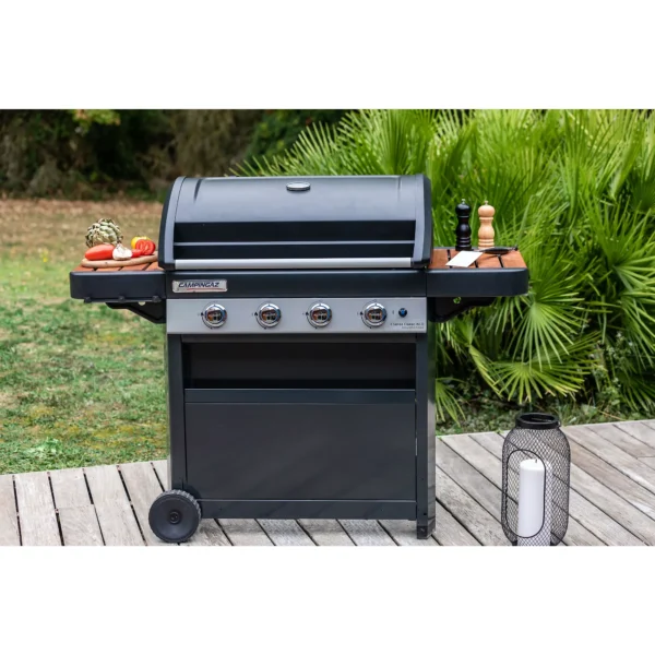 Les points clés Le gaz pour une chaleur immédiate et réglable pour une cuisson rapide et précise De 12 à 18 personnes - Sur chariot Matière de la cuve : en acier 4 brûleurs - Dimension de la surface de cuisson : 78 x 45 cm Le + : Barbecue fabriqué en Italie équipé d'une grille et d'une plancha réversible en fonte émaillée.